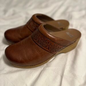 Dansko Clogs/Mules in tan leather size 39/US 8.5-9